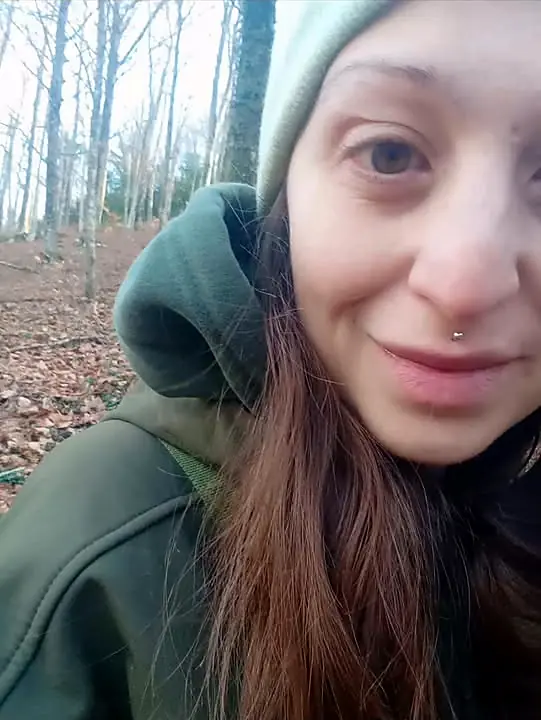Valentina nel bosco, col berretto di lana