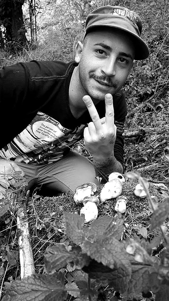 Vittorio da ragazzo, accovacciato nel bosco coi porcini